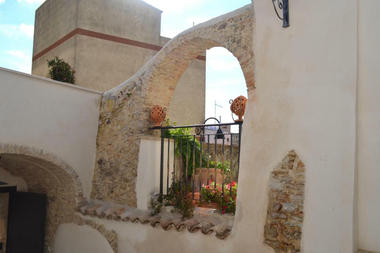 Residenza La Nivera Miglionico Luaran gambar